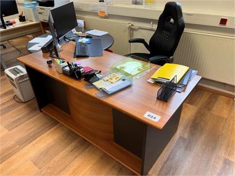 Schreibtisch mit Besucheranbau und Bürodrehsessel